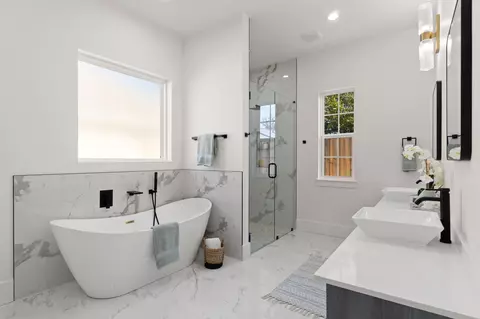 Bath - 708 Forest St, Destin, FL 32541 photo 5 of 11
