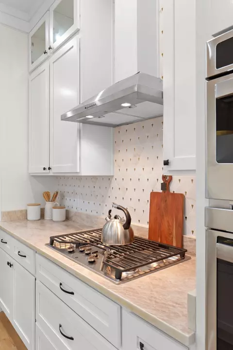 Kitchen - 708 Forest St, Destin, FL 32541 photo 6 of 9
