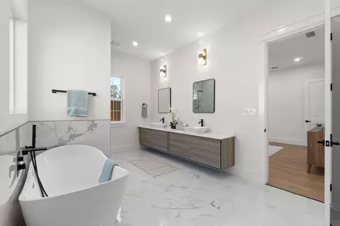 Bath - 708 Forest St, Destin, FL 32541 photo 4 of 11