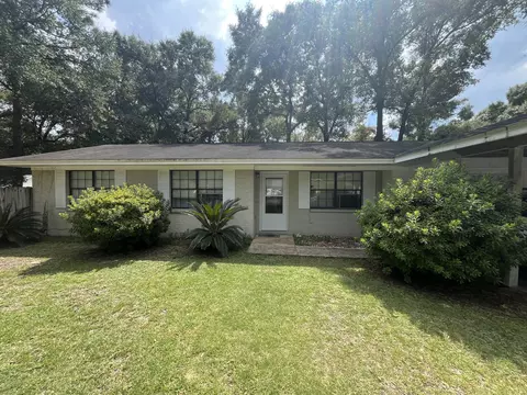 Exterior - 301 Springwood Cir, Crestview, FL 32536 photo 2 of 10