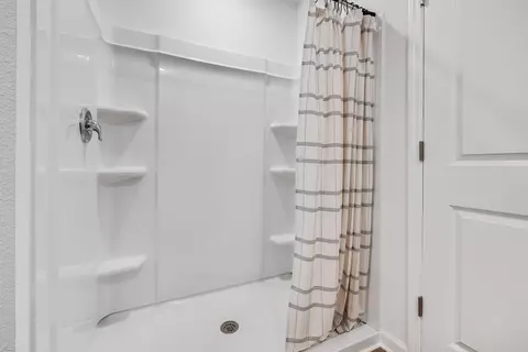 Bath - 5023 Myrtle Loop #HS 8, Crestview, FL 32539 photo 4 of 8