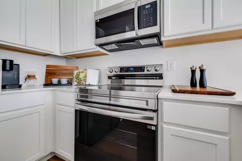 Kitchen - 5023 Myrtle Loop #HS 8, Crestview, FL 32539 photo 5 of 6
