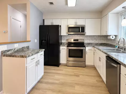 Kitchen - 3316 Colonial Ct, Crestview, FL 32539 photo 2 of 3