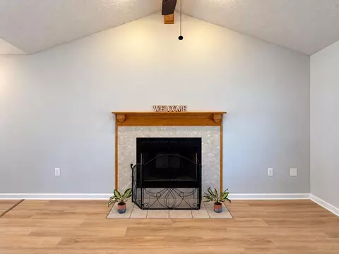 Living - 3316 Colonial Ct, Crestview, FL 32539 photo 4 of 4