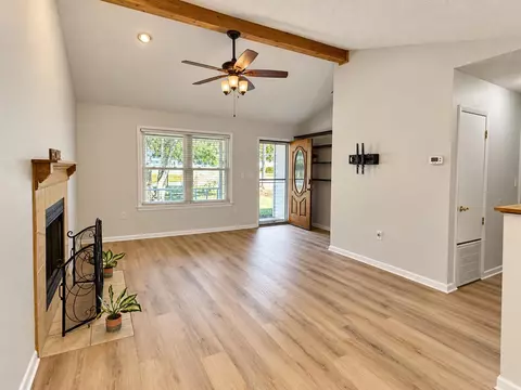 Living - 3316 Colonial Ct, Crestview, FL 32539 photo 3 of 4