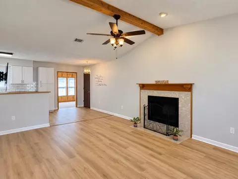 Living - 3316 Colonial Ct, Crestview, FL 32539 photo 2 of 4