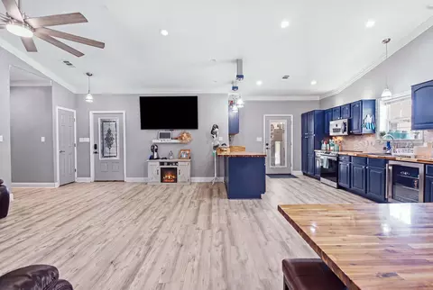 Entry Way - 806 Phillips Dr, Freeport, FL 32439 photo 3 of 5