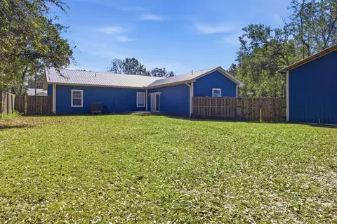 Exterior - 806 Phillips Dr, Freeport, FL 32439 photo 11 of 13