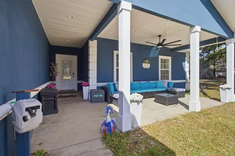 Exterior - 806 Phillips Dr, Freeport, FL 32439 photo 4 of 13