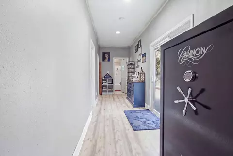 Entry Way - 806 Phillips Dr, Freeport, FL 32439 photo 4 of 5