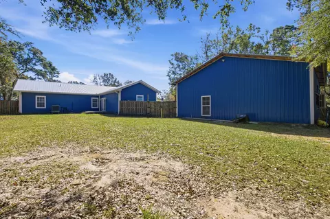 Exterior - 806 Phillips Dr, Freeport, FL 32439 photo 10 of 13