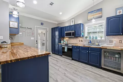 Kitchen - 806 Phillips Dr, Freeport, FL 32439 photo 6 of 6