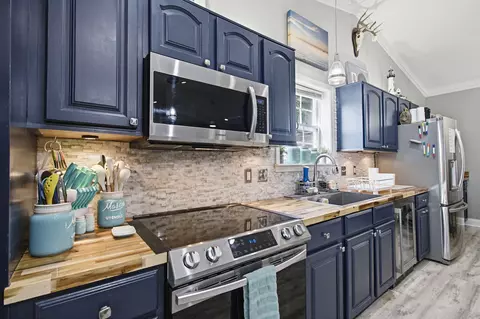 Kitchen - 806 Phillips Dr, Freeport, FL 32439 photo 3 of 6