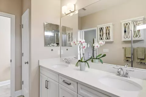 Bath - 8701 Glenoak Trl, Other, FL photo 5 of 8