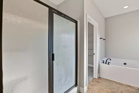 Bath - 102 Peoria Blvd, Crestview, FL 32536 photo 2 of 3