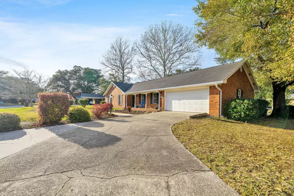 82 Lake Lorraine Cir, Shalimar, FL 32579 28 Photos Movoto