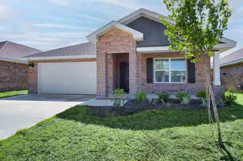 4733 Airmen Dr, Crestview, FL 32539