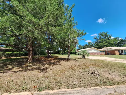 Exterior - 131 Phillips Dr, Crestview, FL 32536 photo 7 of 11