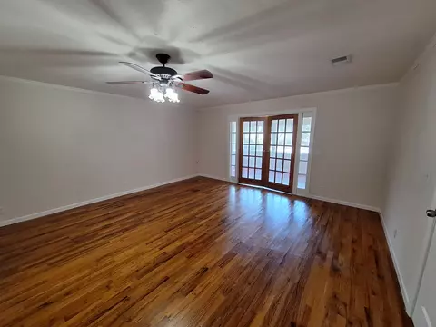 Living - 131 Phillips Dr, Crestview, FL 32536 photo 4 of 8