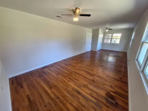Living - 131 Phillips Dr, Crestview, FL 32536 photo 6 of 8