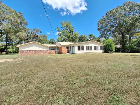 Exterior - 131 Phillips Dr, Crestview, FL 32536 photo 3 of 11