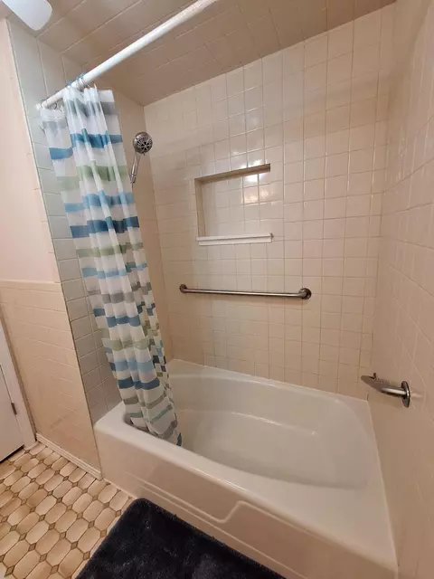 Bath - 131 Phillips Dr, Crestview, FL 32536 photo 2 of 5