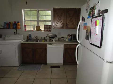 64 W Live Oak Ave, Defuniak Springs, FL 32435