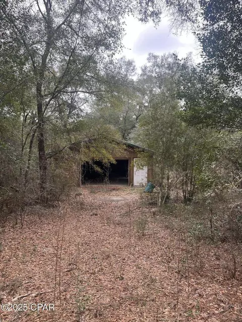 426 Fox Ln, Holt, FL 32564