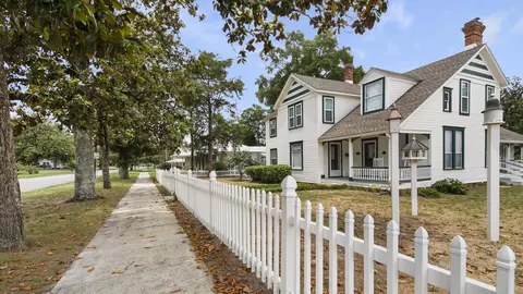 119 E Live Oak Ave, Defuniak Springs, FL 32435