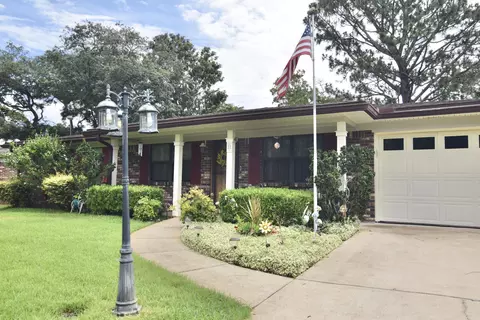 22 10th St, Shalimar, FL 32579