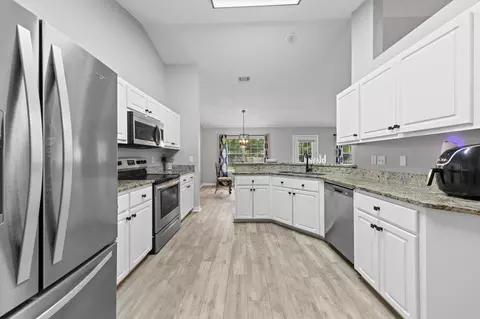 Kitchen - 5123 Whitehurst Ln, Crestview, FL 32536 photo 3 of 3
