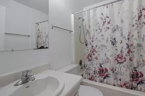 Bath - 74 8th St, Shalimar, FL 32579 photo 1 of 2