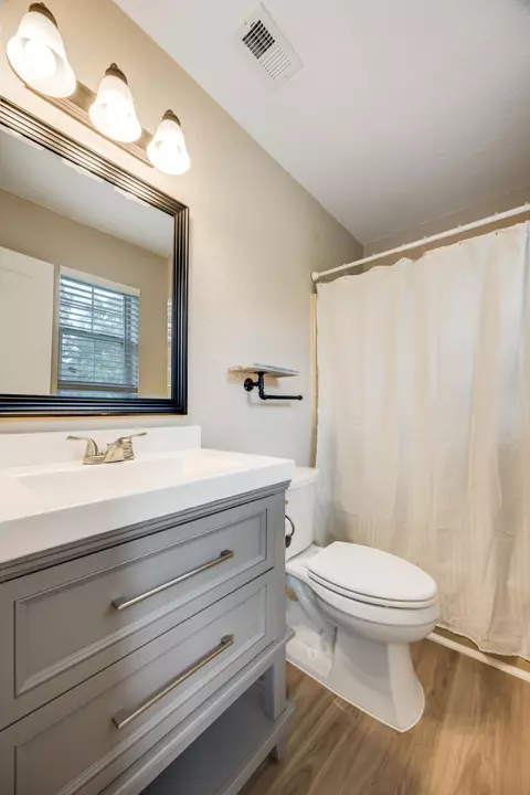 Bath - 5593 Galaxy Dr, Crestview, FL 32539 photo 2 of 2