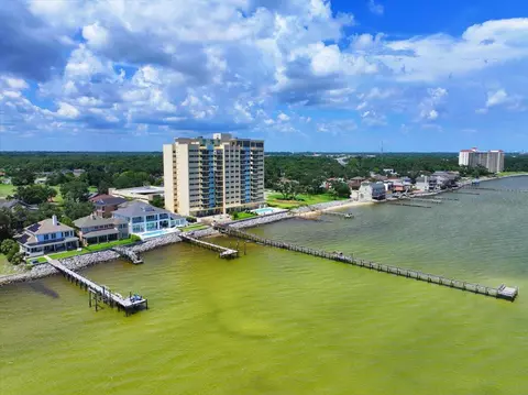 825 Bayshore Dr #701, Pensacola, FL 32507