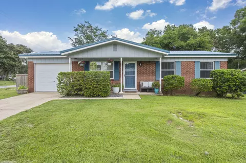 56 10th St, Shalimar, FL 32579