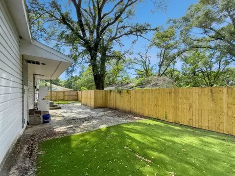 Exterior - 383 N Booker St, Crestview, FL 32536 photo 3 of 8