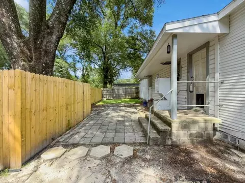 Exterior - 383 N Booker St, Crestview, FL 32536 photo 2 of 8