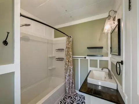 Bath - 383 N Booker St, Crestview, FL 32536 photo 2 of 2