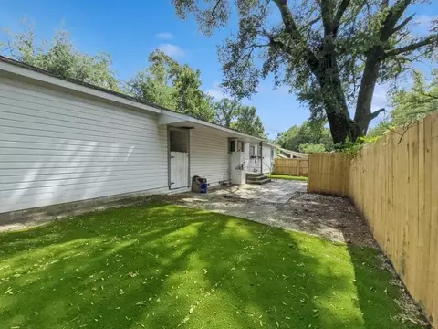 Exterior - 383 N Booker St, Crestview, FL 32536 photo 4 of 8