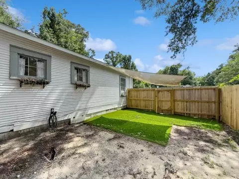 Exterior - 383 N Booker St, Crestview, FL 32536 photo 1 of 8