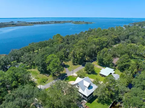 400 Pitts Bayshore Dr, Freeport, FL 32439