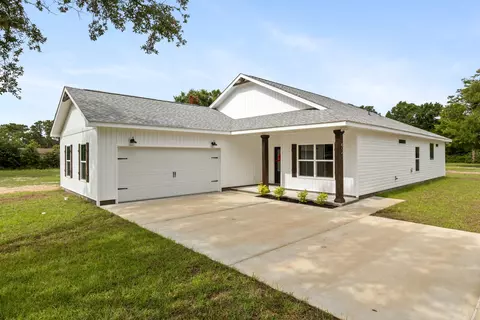 2 Coweta Rd, Cantonment, FL 32533