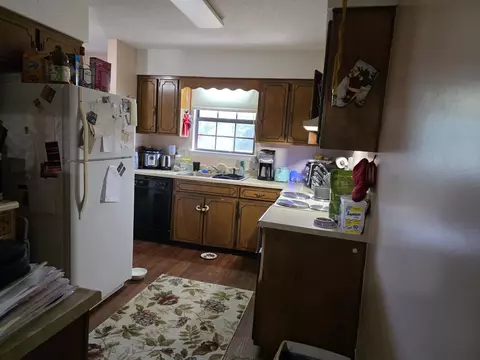 Kitchen - 1201 Walter Ave #1201, Crestview, FL 32536 photo 2 of 2