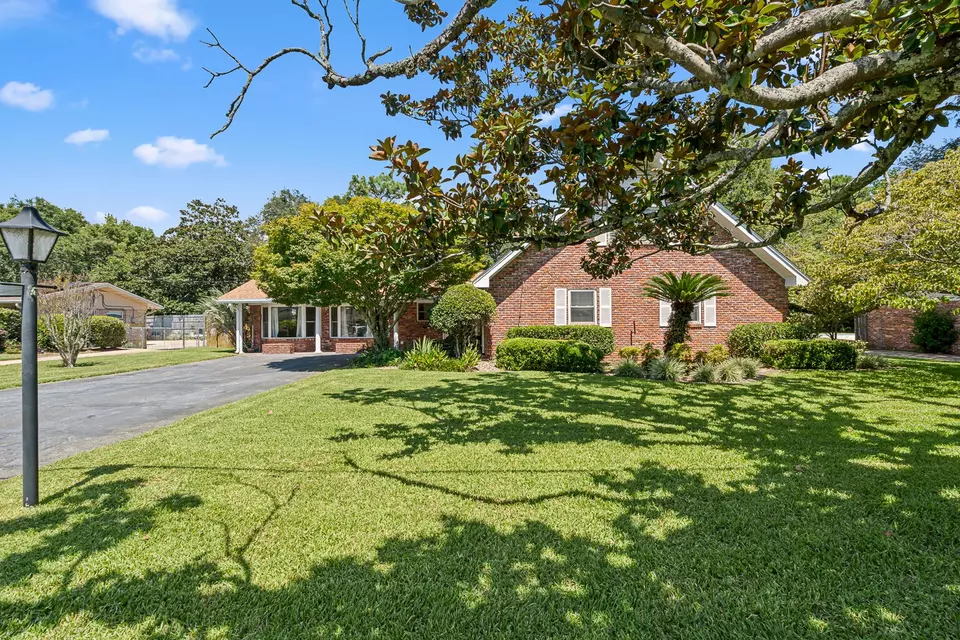Exterior - 20 Magnolia Ave, Shalimar, FL 32579 photo 1 of 11