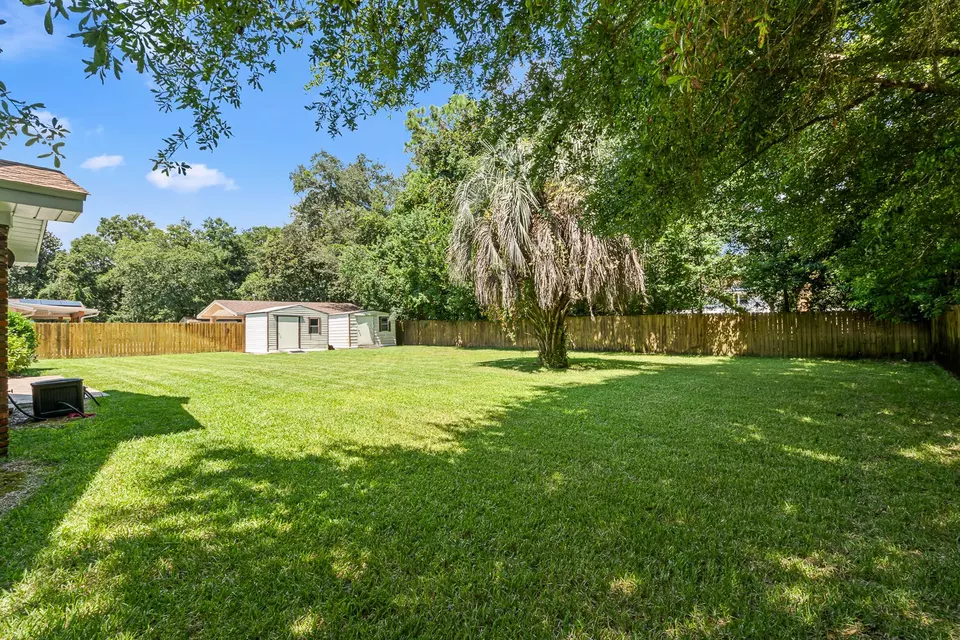 Exterior - 20 Magnolia Ave, Shalimar, FL 32579 photo 8 of 11