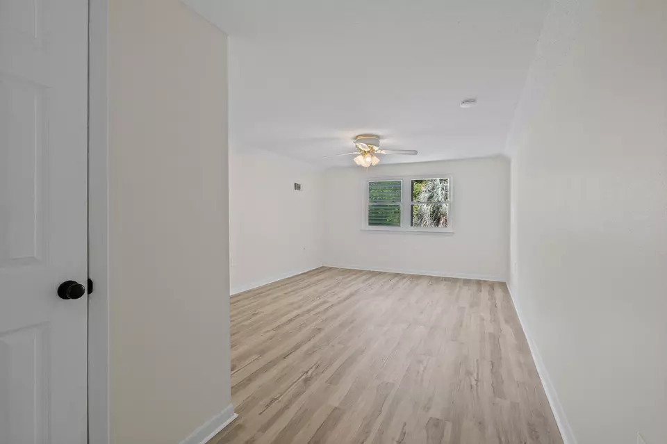 Bedroom - 20 Magnolia Ave, Shalimar, FL 32579 photo 9 of 11