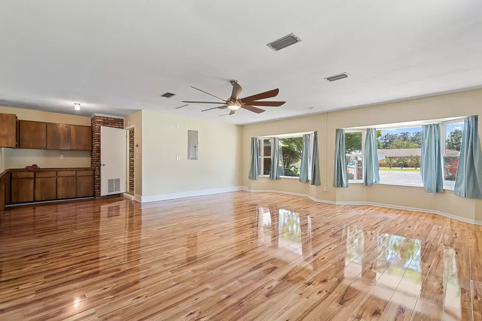 Living - 20 Magnolia Ave, Shalimar, FL 32579 photo 9 of 10