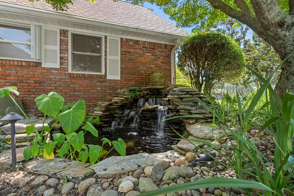 Exterior - 20 Magnolia Ave, Shalimar, FL 32579 photo 2 of 11