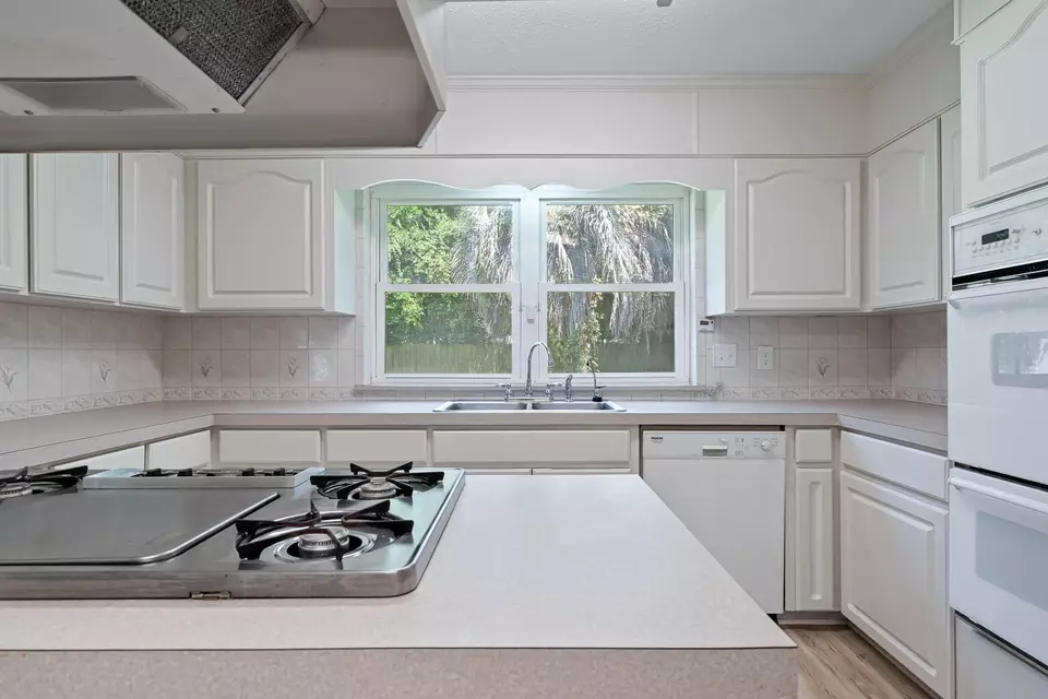 Kitchen - 20 Magnolia Ave, Shalimar, FL 32579 photo 2 of 5