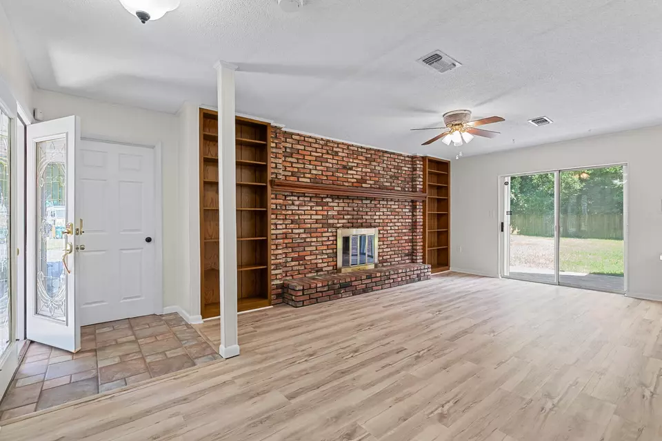Living - 20 Magnolia Ave, Shalimar, FL 32579 photo 2 of 10